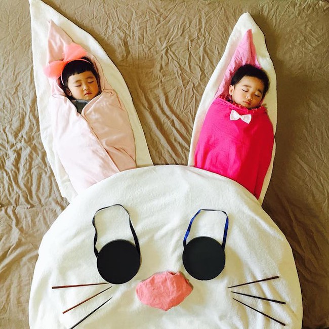 Dù đã ngủ say, cặp sinh đôi này vẫn được mẹ hóa trang cho xinh đừng hỏi - Ảnh 7. Dù đã ngủ say, cặp sinh đôi này vẫn được mẹ hóa trang cho xinh đừng hỏi - Ảnh 7.
