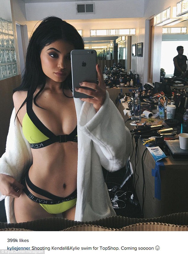 Bikini của Kylie Jenner gây ra cuộc chiến vóc dáng giữa Ngọc Trinh, Khả Ngân... - Ảnh 4. Bikini của Kylie Jenner gây ra cuộc chiến vóc dáng giữa Ngọc Trinh, Khả Ngân... - Ảnh 4.
