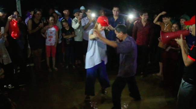 Clip: Cụ già 67 tuổi vùng rốn lũ vô tư nhảy múa cùng Khánh Thi, Phan Anh, Hoàng Bách trong đêm mưa - Ảnh 4.