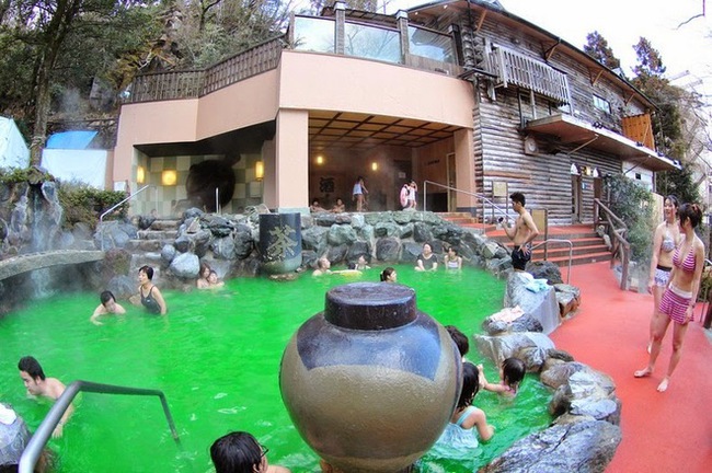 Ghé thăm spa cho khách tắm trà xanh, rượu sake tại Nhật Bản - Ảnh 2.