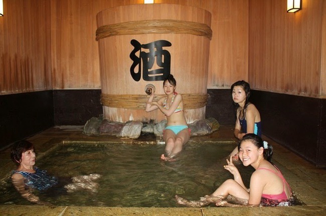Ghé thăm spa cho khách tắm trà xanh, rượu sake tại Nhật Bản - Ảnh 3.