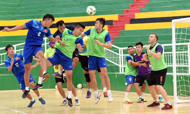 Chờ gặp Nga, tuyển futsal Việt Nam đi shopping ở Colombia - Ảnh 8.