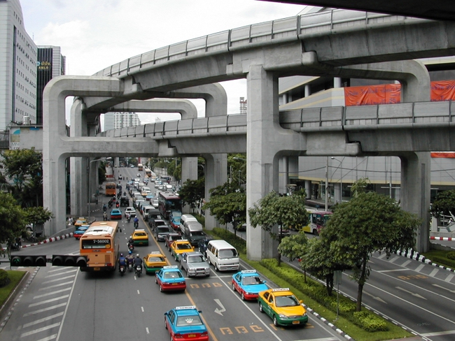 Cây xanh mọc um tùm, đẹp mắt dưới gầm đường sắt trên cao ở nhiều nước trên thế giới - Ảnh 9.