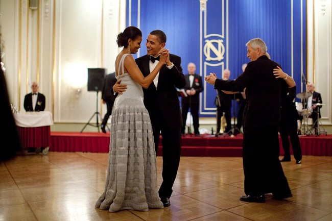 Kỷ niệm 24 năm ngày cưới, Tổng thống Obama đăng bức ảnh hôn phu nhân Michelle Obama