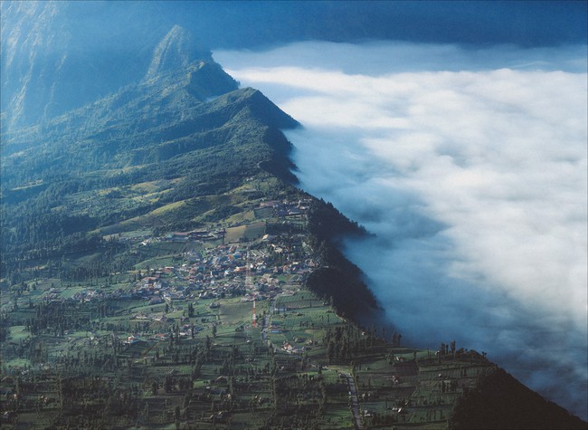 Ở ngay gần Việt Nam thôi, bạn có thể trải nghiệm cảm giác săn mây trên đỉnh núi lửa! - Ảnh 20.
