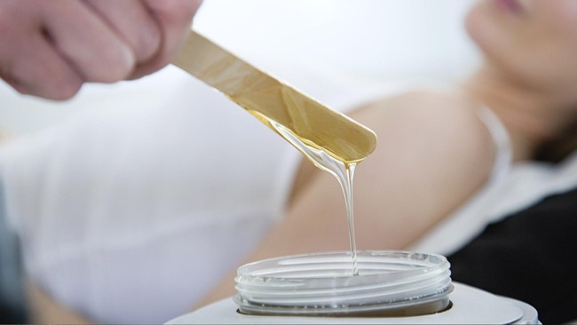 Những sai lầm khi waxing vừa gây hại cho da vừa khiến lông mọc nhiều hơn - Ảnh 1.