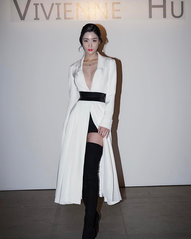 Người đẹp hở bạo Clara khoe vòng 1 nóng bỏng trên ghế đầu show thời trang tại NYFW - Ảnh 1. "Hot girl hở bạo" khoe vòng 1 nóng bỏng trên ghế đầu show thời trang tại NYFW- hình 1