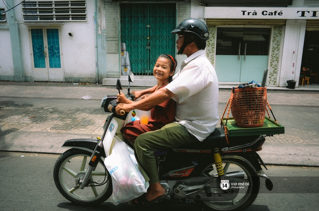 Gia đình vé số Sài Gòn: Ba mẹ ăn chuối luộc thay cơm, hai con gái không biết đến thịt cá - Ảnh 7.