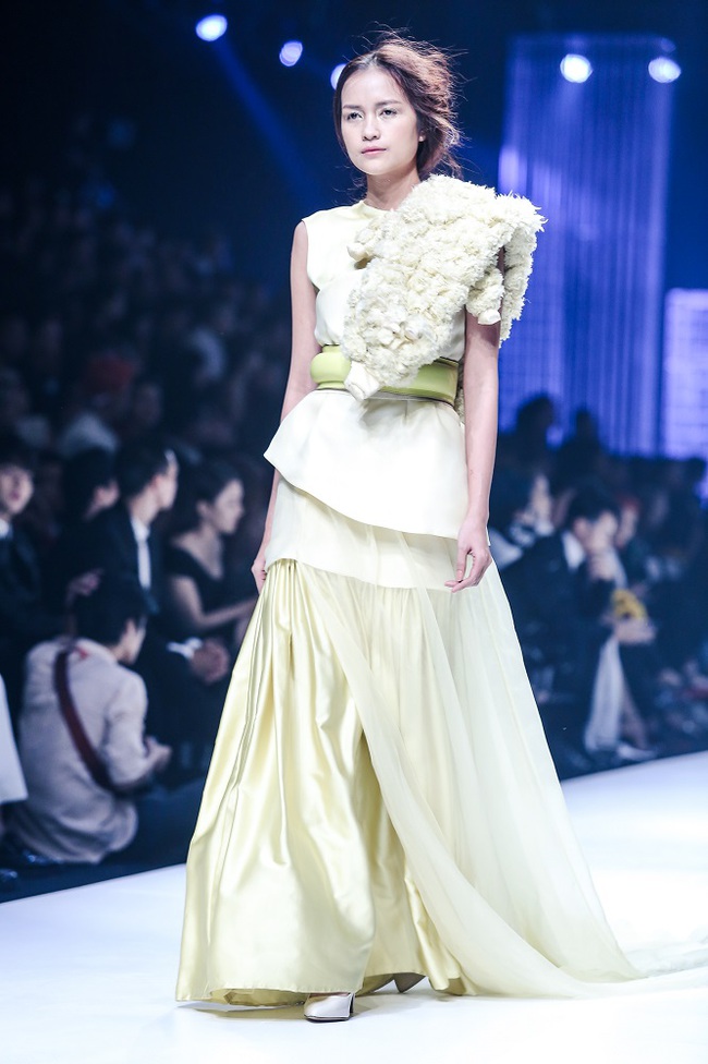Bộ đôi quán quân VNTM cùng tỏa sáng ở vị trí vedette trong show diễn mở màn VIFW Xuân Hè 2017 - Ảnh 1. Bộ đôi quán quân VNTM cùng tỏa sáng ở vị trí vedette trong show diễn mở màn VIFW Xuân Hè 2017 - Ảnh 1.