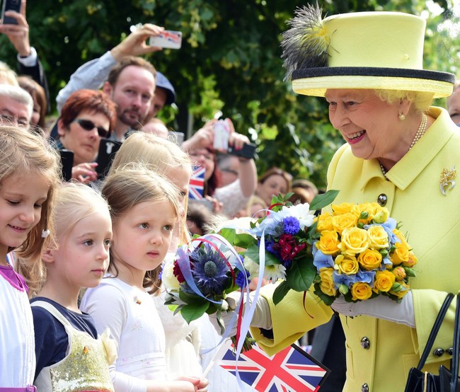 Nữ hoàng Elizabeth và các thành viên Hoàng gia Anh giàu có đến mức nào? - Ảnh 1.
