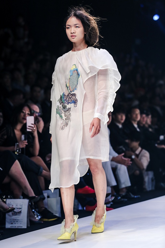 Bộ đôi quán quân VNTM cùng tỏa sáng ở vị trí vedette trong show diễn mở màn VIFW Xuân Hè 2017 - Ảnh 10. Bộ đôi quán quân VNTM cùng tỏa sáng ở vị trí vedette trong show diễn mở màn VIFW Xuân Hè 2017 - Ảnh 10.