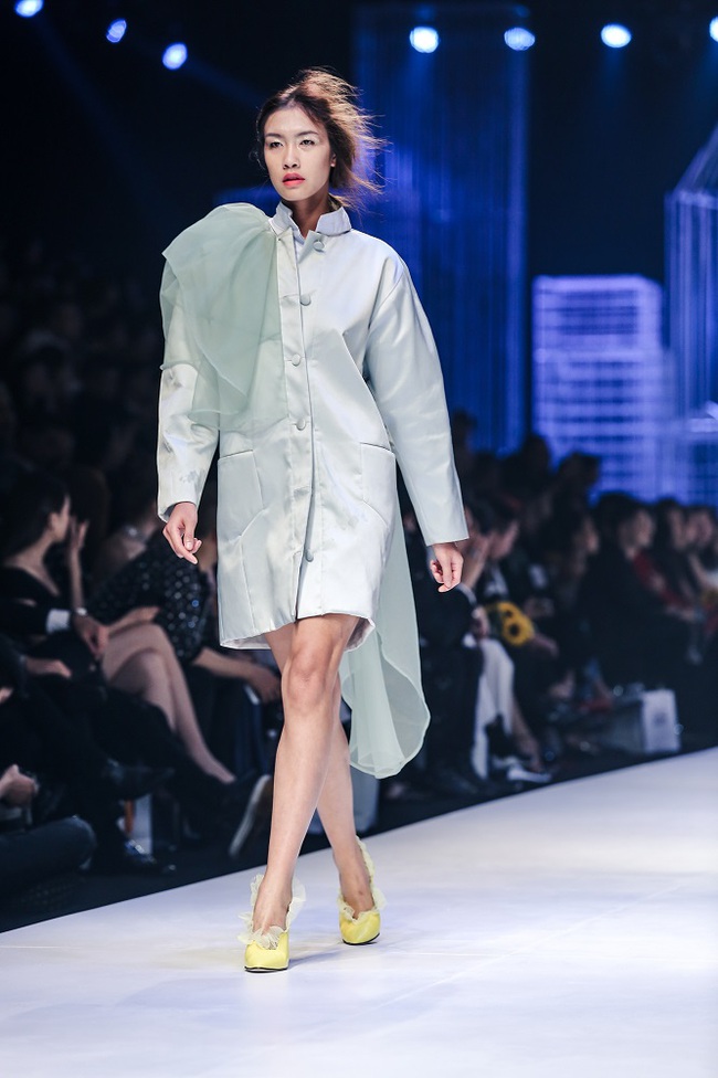 Bộ đôi quán quân VNTM cùng tỏa sáng ở vị trí vedette trong show diễn mở màn VIFW Xuân Hè 2017 - Ảnh 11. Bộ đôi quán quân VNTM cùng tỏa sáng ở vị trí vedette trong show diễn mở màn VIFW Xuân Hè 2017 - Ảnh 11.