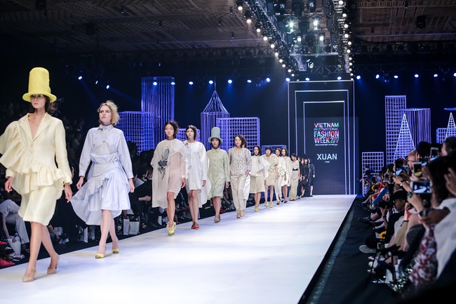 Bộ đôi quán quân VNTM cùng tỏa sáng ở vị trí vedette trong show diễn mở màn VIFW Xuân Hè 2017 - Ảnh 12. Bộ đôi quán quân VNTM cùng tỏa sáng ở vị trí vedette trong show diễn mở màn VIFW Xuân Hè 2017 - Ảnh 12.