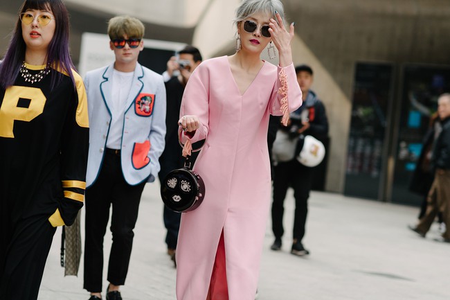 Mới ngày đầu dự Seoul Fashion Week, Tóc Tiên và Min đã lọt Top street style của Vogue - Ảnh 19.