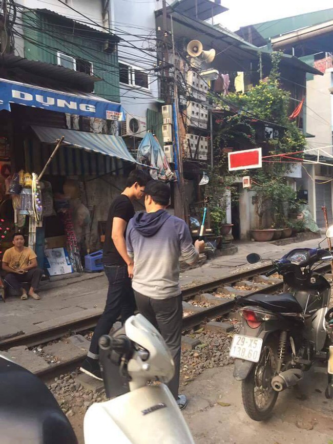 Clip: Mỹ nam Taecyeon (2PM) nhiệt tình nhậu đúng kiểu Việt cùng fan tại Tạ Hiện - Ảnh 2.