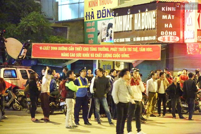 Người dân Thủ đô đội mưa xem lắp tàu Cát Linh - Hà Đông lên ray đường sắt trên cao - Ảnh 1.