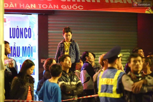 Người dân Thủ đô đội mưa xem lắp tàu Cát Linh - Hà Đông lên ray đường sắt trên cao - Ảnh 2.