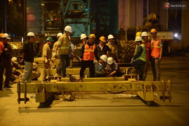 Người dân Thủ đô đội mưa xem lắp tàu Cát Linh - Hà Đông lên ray đường sắt trên cao - Ảnh 9.