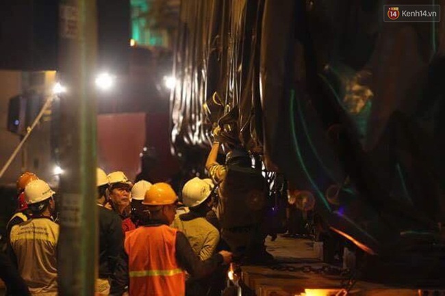 Người dân Thủ đô đội mưa xem lắp tàu Cát Linh - Hà Đông lên ray đường sắt trên cao - Ảnh 20.