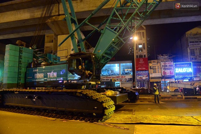 Người dân Thủ đô đội mưa xem lắp tàu Cát Linh - Hà Đông lên ray đường sắt trên cao - Ảnh 6.