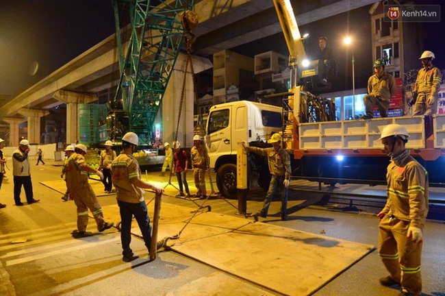 Người dân Thủ đô đội mưa xem lắp tàu Cát Linh - Hà Đông lên ray đường sắt trên cao - Ảnh 10.