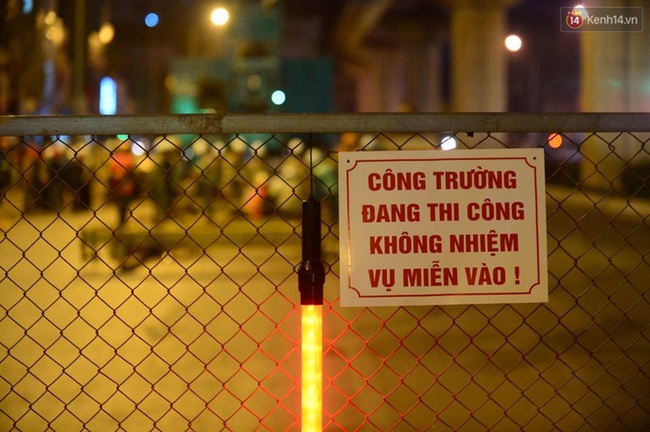 Người dân Thủ đô đội mưa xem lắp tàu Cát Linh - Hà Đông lên ray đường sắt trên cao - Ảnh 15.