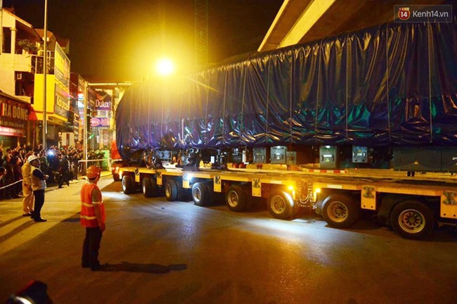 Người dân Thủ đô đội mưa xem lắp tàu Cát Linh - Hà Đông lên ray đường sắt trên cao - Ảnh 19.