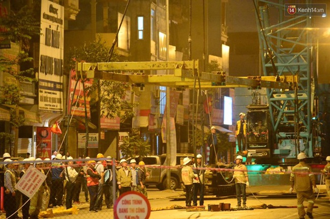 Người dân Thủ đô đội mưa xem lắp tàu Cát Linh - Hà Đông lên ray đường sắt trên cao - Ảnh 17.