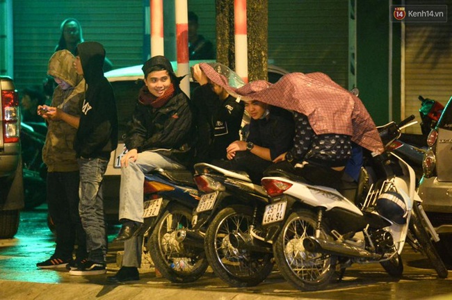 Người dân Thủ đô đội mưa xem lắp tàu Cát Linh - Hà Đông lên ray đường sắt trên cao - Ảnh 23.