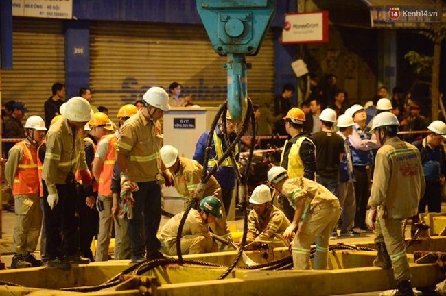 Người dân Thủ đô đội mưa xem lắp tàu Cát Linh - Hà Đông lên ray đường sắt trên cao - Ảnh 13.