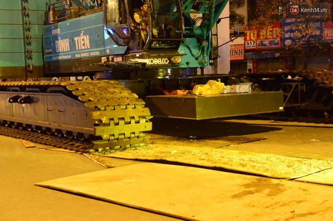 Người dân Thủ đô đội mưa xem lắp tàu Cát Linh - Hà Đông lên ray đường sắt trên cao - Ảnh 7.