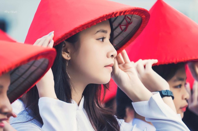 Lâu lắm rồi mới nhìn thấy hình ảnh 1 nữ sinh mặc áo dài xinh đẹp đến thế! - Ảnh 6. Lâu lắm rồi mới nhìn thấy hình ảnh 1 nữ sinh mặc áo dài xinh đẹp đến thế! - Ảnh 6.