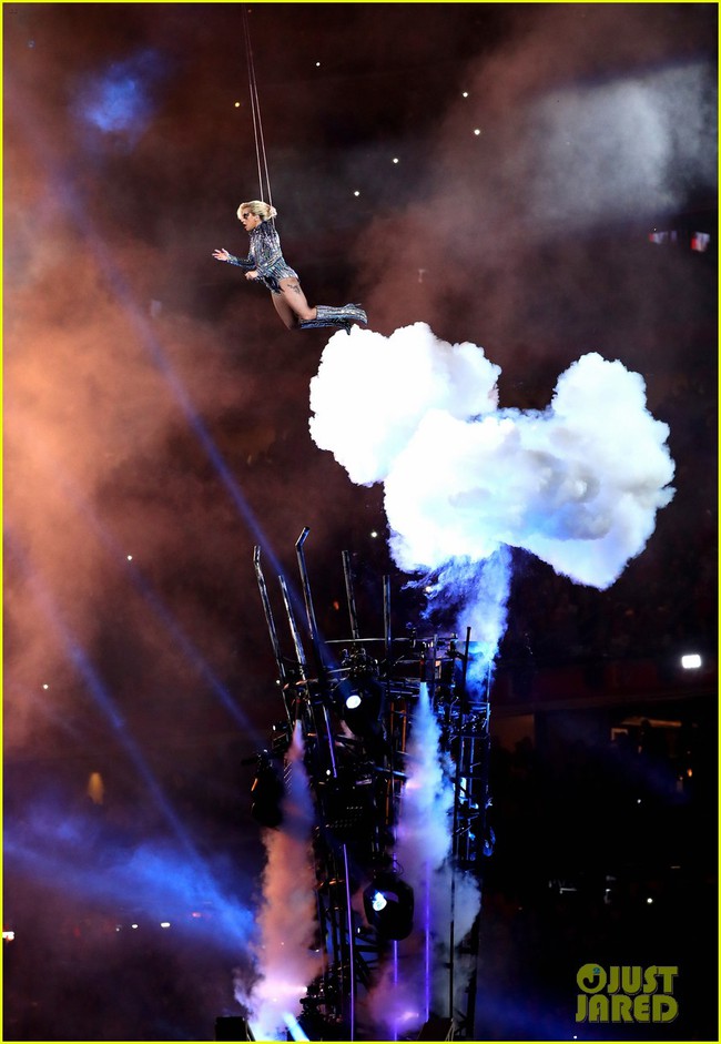 Loạt ảnh bay lượn như chim của Lady Gaga trên liên hoàn sân khấu Super Bowl 2017 - Ảnh 3.