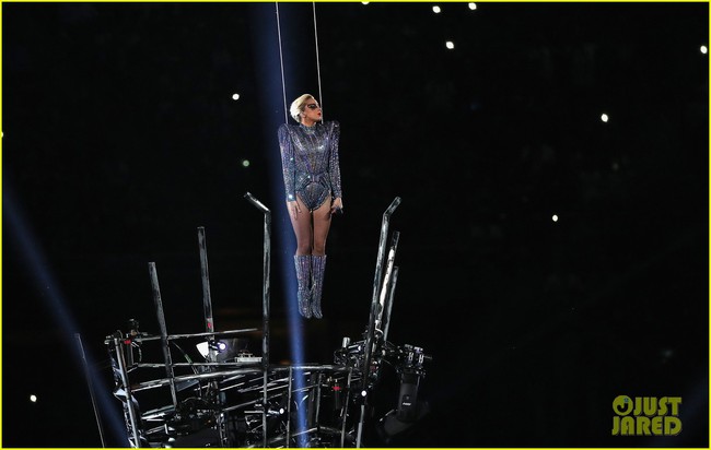 Loạt ảnh bay lượn như chim của Lady Gaga trên liên hoàn sân khấu Super Bowl 2017 - Ảnh 13.