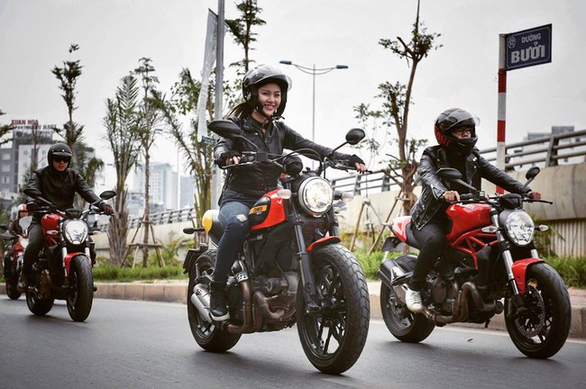 Nhan sắc cô gái cưỡi Ducati gây chú ý trong đoàn diễu motor tưởng nhớ Trần Lập - Ảnh 1. Nhan sắc cô gái cưỡi Ducati gây chú ý trong đoàn diễu motor tưởng nhớ Trần Lập - Ảnh 1.
