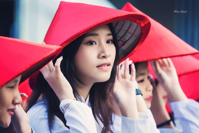 Lâu lắm rồi mới nhìn thấy hình ảnh 1 nữ sinh mặc áo dài xinh đẹp đến thế! - Ảnh 4. Lâu lắm rồi mới nhìn thấy hình ảnh 1 nữ sinh mặc áo dài xinh đẹp đến thế! - Ảnh 4.