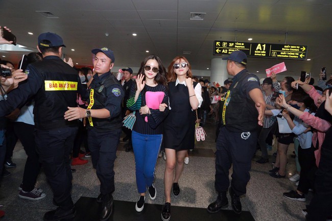 Cập nhật: A Pink đội nón lá, SEVENTEEN bị bao vây bởi biển fan Việt tại sân bay Nội Bài - Ảnh 6.