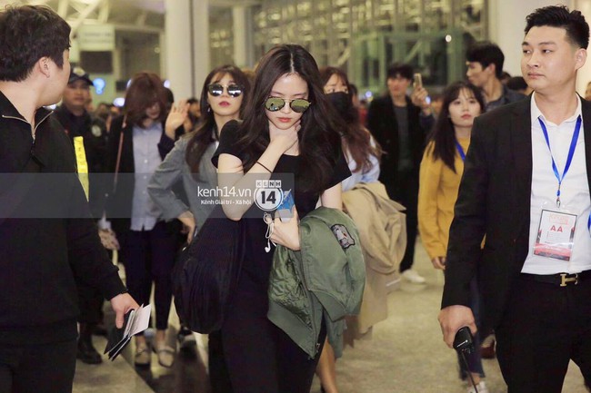 Hani (EXID) đẹp không tì vết, Eunji (A Pink) bị thương vẫn cố cười với fan tại sân bay về Hàn Quốc - Ảnh 6.