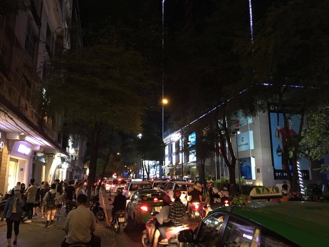 Ngắm Hà Nội - Sài Gòn: Trước và sau khi các điểm nổi tiếng đồng loạt tắt đèn nhân 10 năm Giờ Trái Đất - Ảnh 17.