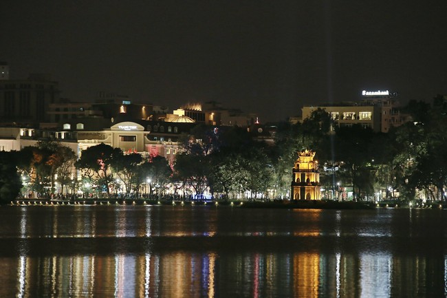 Ngắm Hà Nội - Sài Gòn: Trước và sau khi các điểm nổi tiếng đồng loạt tắt đèn nhân 10 năm Giờ Trái Đất - Ảnh 1.