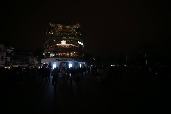 Ngắm Hà Nội - Sài Gòn: Trước và sau khi các điểm nổi tiếng đồng loạt tắt đèn nhân 10 năm Giờ Trái Đất - Ảnh 4.