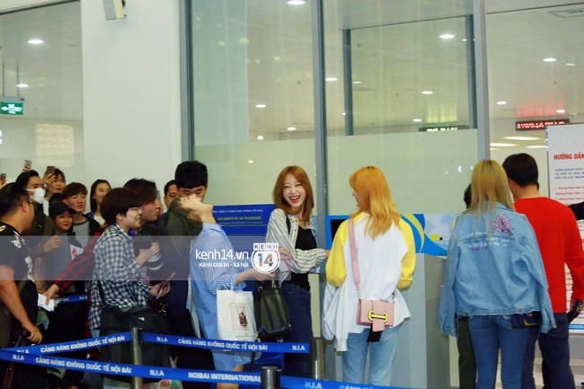 Hani (EXID) đẹp không tì vết, Eunji (A Pink) bị thương vẫn cố cười với fan tại sân bay về Hàn Quốc - Ảnh 24.