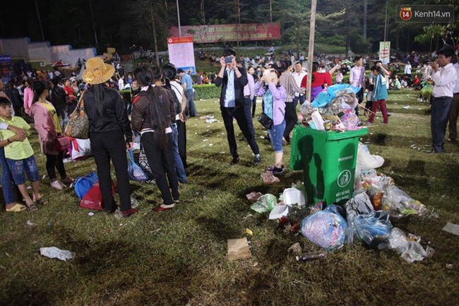 Vạ vật ngủ đêm ngoài trời chờ tới giờ khai mạc giỗ tổ Hùng Vương - Ảnh 11. Vạ vật ngủ đêm ngoài trời chờ tới giờ khai mạc giỗ tổ Hùng Vương - Ảnh 11.