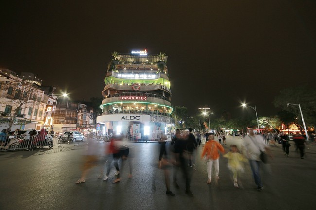 Ngắm Hà Nội - Sài Gòn: Trước và sau khi các điểm nổi tiếng đồng loạt tắt đèn nhân 10 năm Giờ Trái Đất - Ảnh 3.