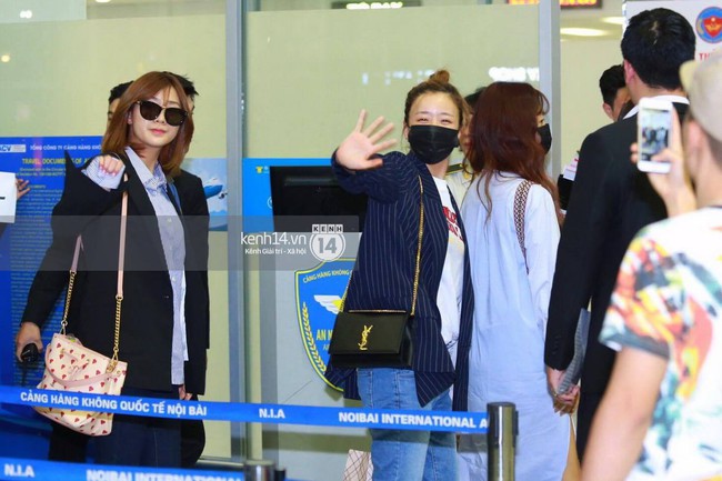 Hani (EXID) đẹp không tì vết, Eunji (A Pink) bị thương vẫn cố cười với fan tại sân bay về Hàn Quốc - Ảnh 11.