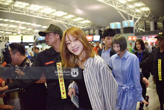 Hani (EXID) đẹp không tì vết, Eunji (A Pink) bị thương vẫn cố cười với fan tại sân bay về Hàn Quốc - Ảnh 17.