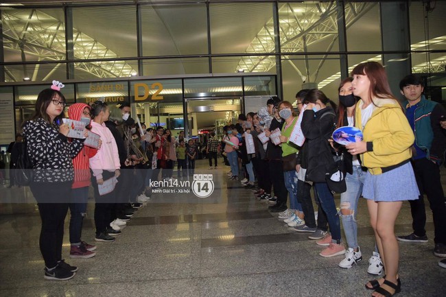 Hani (EXID) đẹp không tì vết, Eunji (A Pink) bị thương vẫn cố cười với fan tại sân bay về Hàn Quốc - Ảnh 26.