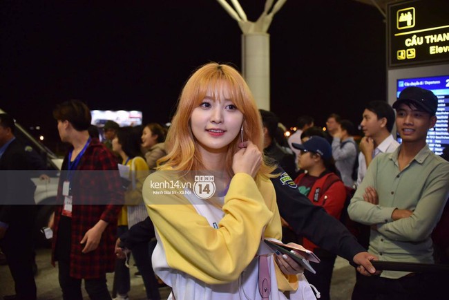 Hani (EXID) đẹp không tì vết, Eunji (A Pink) bị thương vẫn cố cười với fan tại sân bay về Hàn Quốc - Ảnh 21.