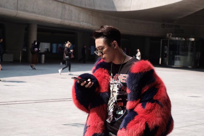 Seoul Fashion Week: Phí Phương Anh chơi lớn với set đồ Chanel đến 400 triệu đồng! - Ảnh 4.