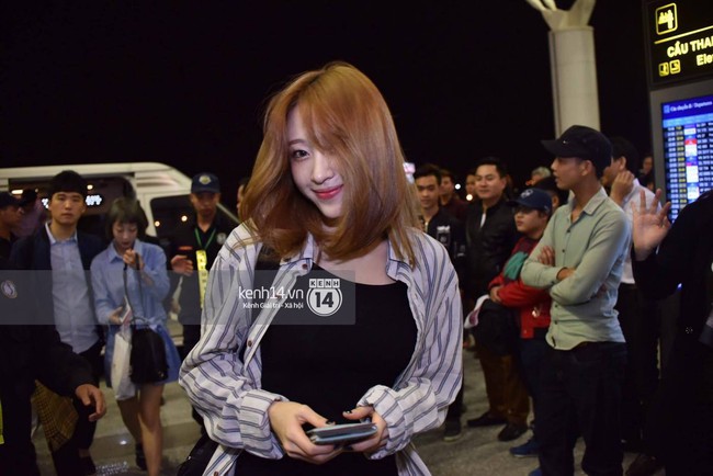 Hani (EXID) đẹp không tì vết, Eunji (A Pink) bị thương vẫn cố cười với fan tại sân bay về Hàn Quốc - Ảnh 16.